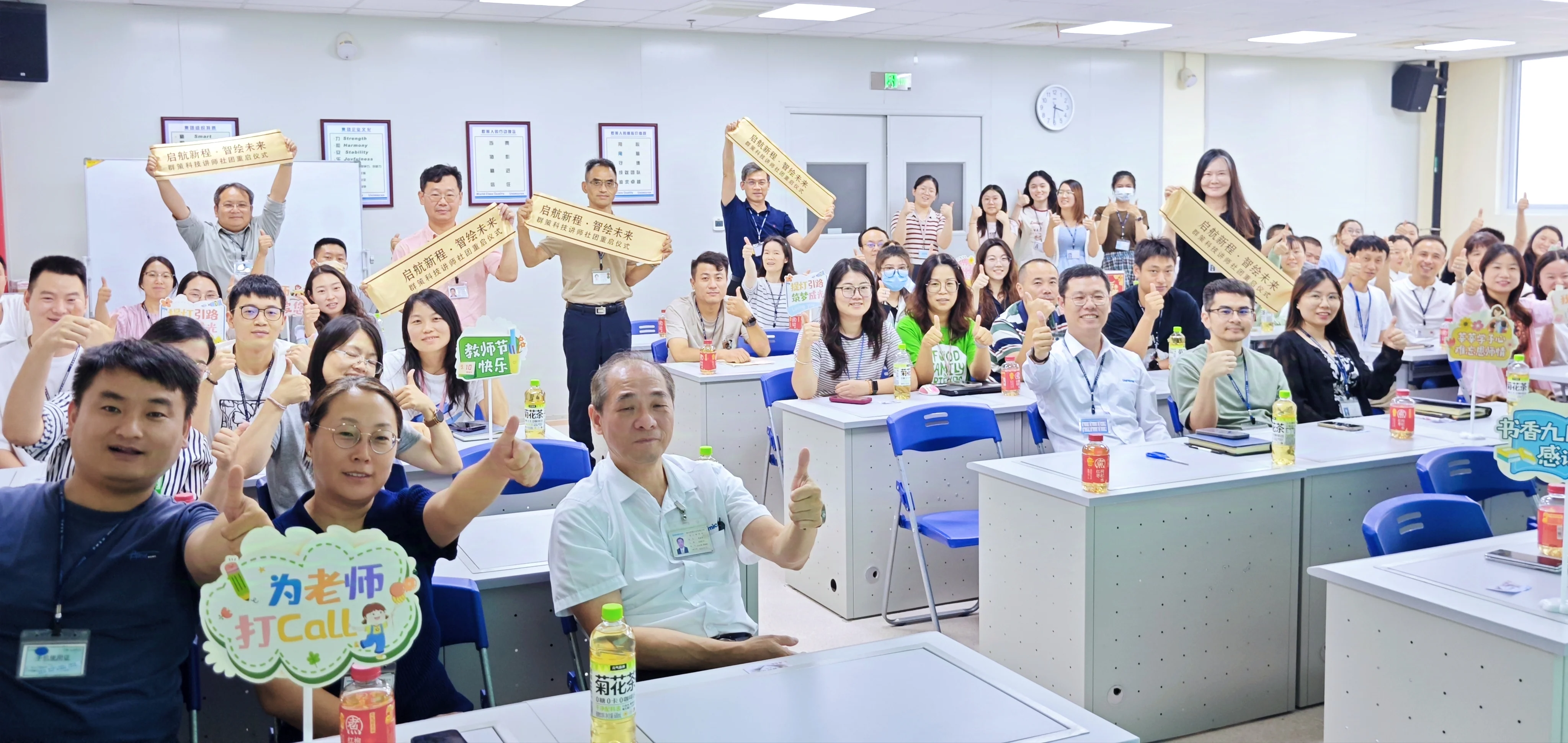 导师与团队开展交流活动
